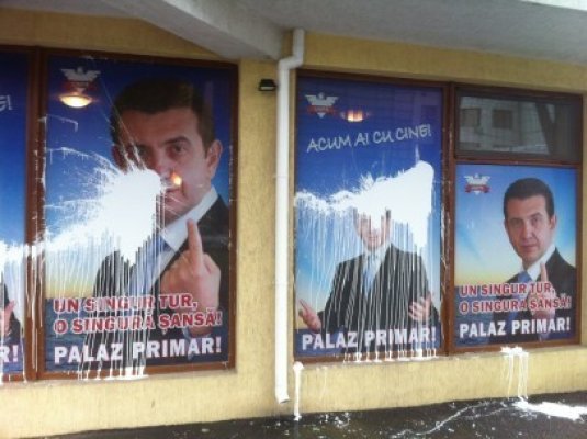 Candidatului UNPR Claudiu Palaz i-au mai rămas doar câteva geamuri nevopsite, la sediul de campanie